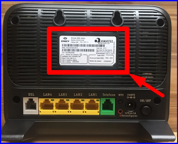 Roteador de IP 192.168.0.1 com informações de login e admin coladas num adesivo na parte traseira do aparelho